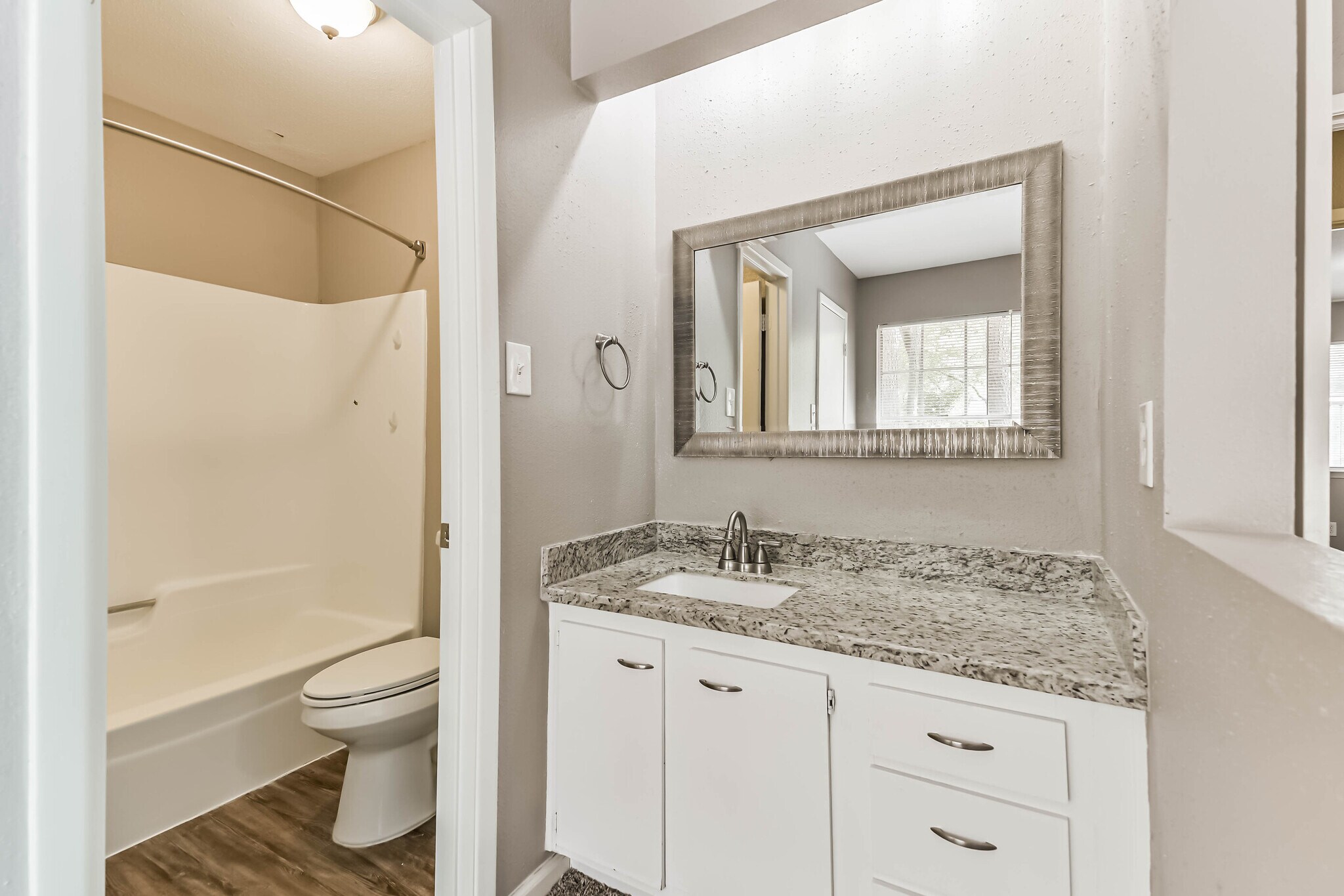 Building Photo - 26 W Broken Oak