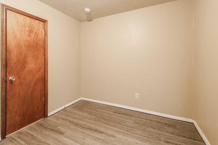 Building Photo - 1808 SE 13th St