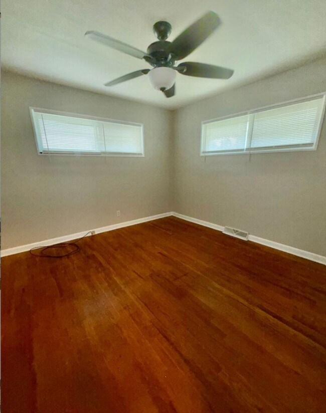 Building Photo - Coming Soon: Cozy 3-Bedroom Home with Scre...