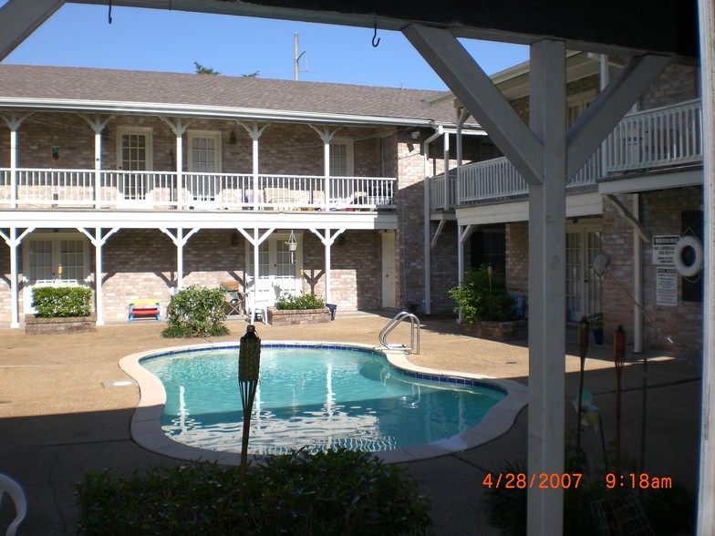 COURTYARD - 209 Pine St