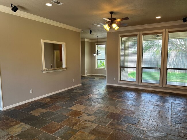 Building Photo - College Station - 3 bedroom 2 bath- 2 car garage - fenced in back yard home in Castlegate