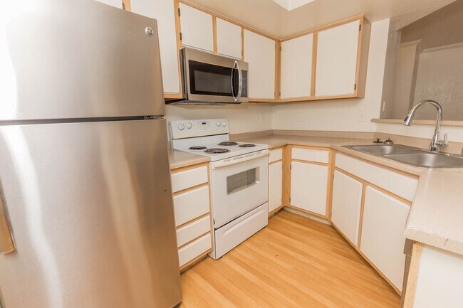 Building Photo - - Available 2 Bedroom Downstairs Condo at ...