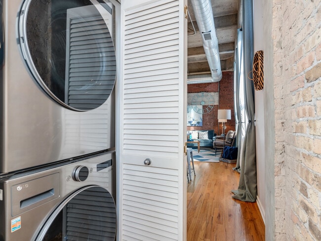 Building Photo - 1735 N Paulina St