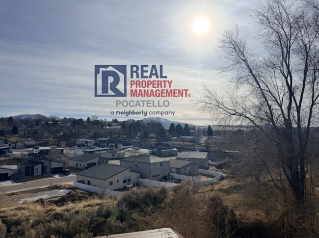 Building Photo - 3 bed 2.5 bath 2 car garage house - pets negotiable