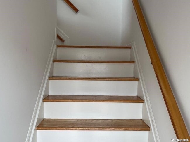 Building Photo - 715 E Walnut St