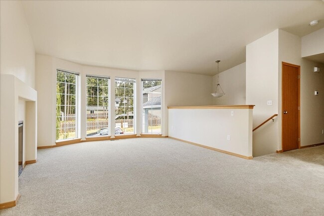 Building Photo - Beautiful Spacious 4 Bedroom 2.75 Bathroom...