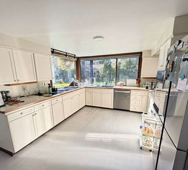 Building Photo - 7650 SE 41st St