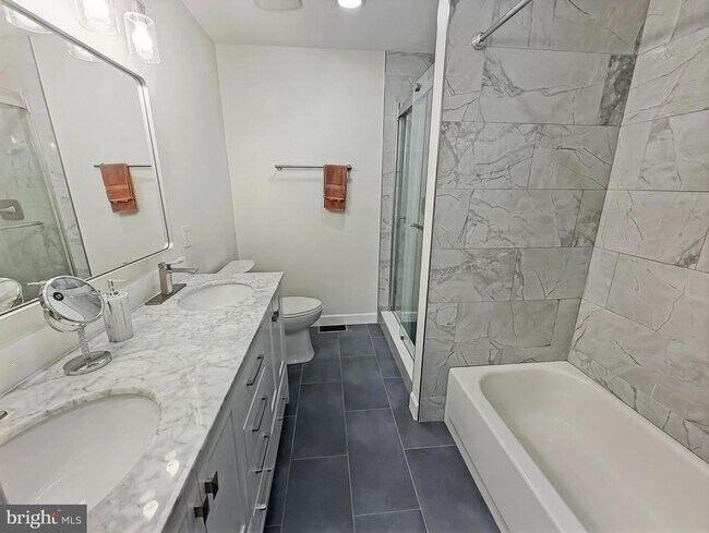 Building Photo - 2535 James Monroe Cir