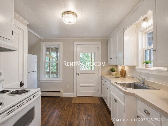 Building Photo - 64 Elm St