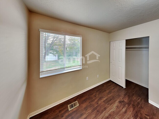 Building Photo - 143 N 700 W