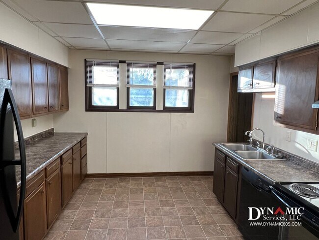 Building Photo - 813-815 S Summit Ave