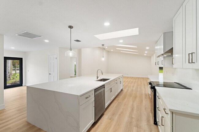 Building Photo - 12090 164th Ct N