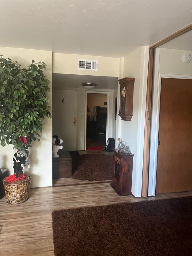 Building Photo - Lovely 2 Bedroom and 2 Bathroom Condo!
