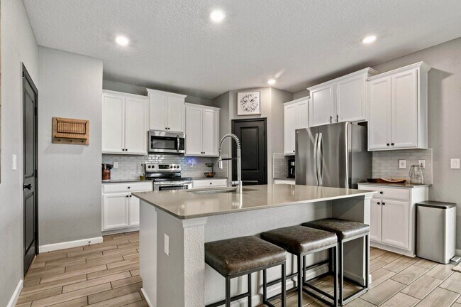 Building Photo - Gorgeous 4/ 2.5 Home in the Beautiful Lake Asbury Area of Clay County! $2,550.00