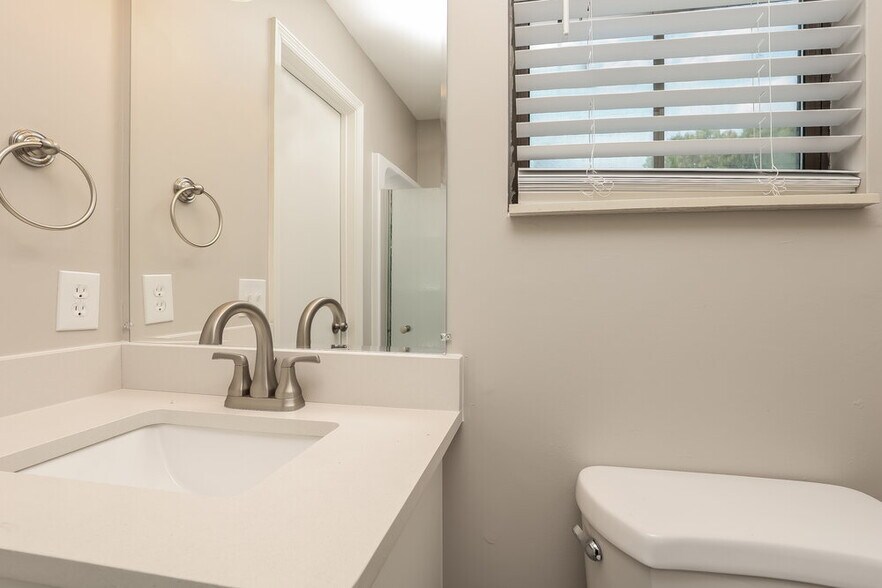 Building Photo - 5173 Roxborough Dr