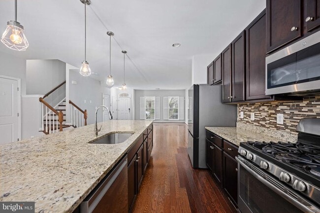 Building Photo - 214 Almond Dr