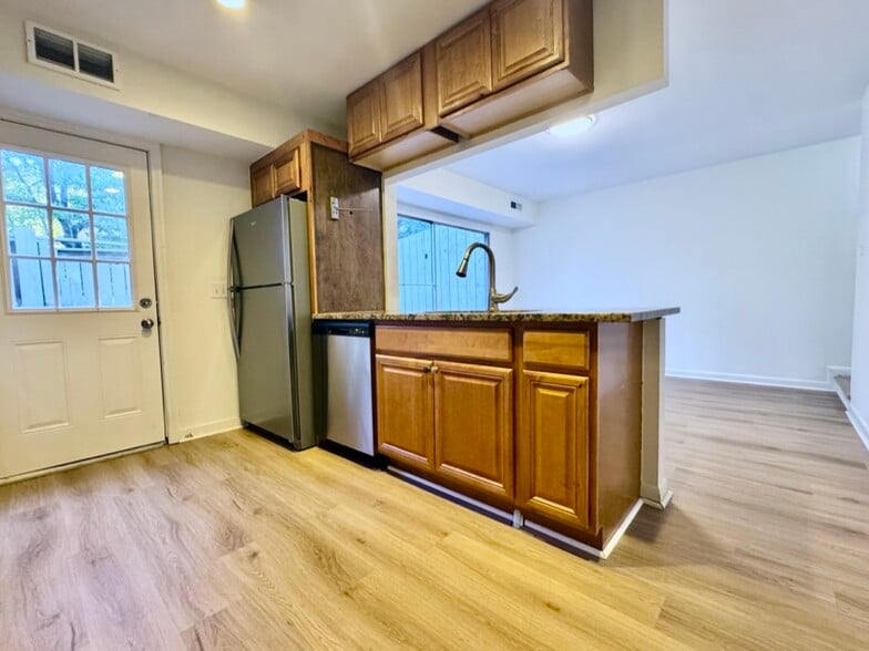 Building Photo - 100 Mathews Dr