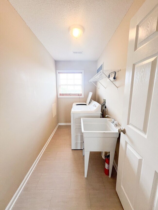 Building Photo - 3 Bedroom 2 1/2 Bathroom Home with fenced ...