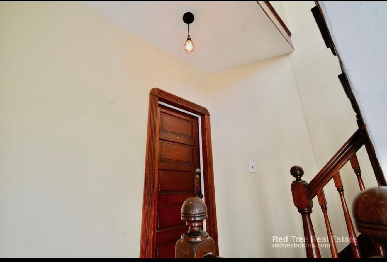 Building Photo - 756 Saratoga St