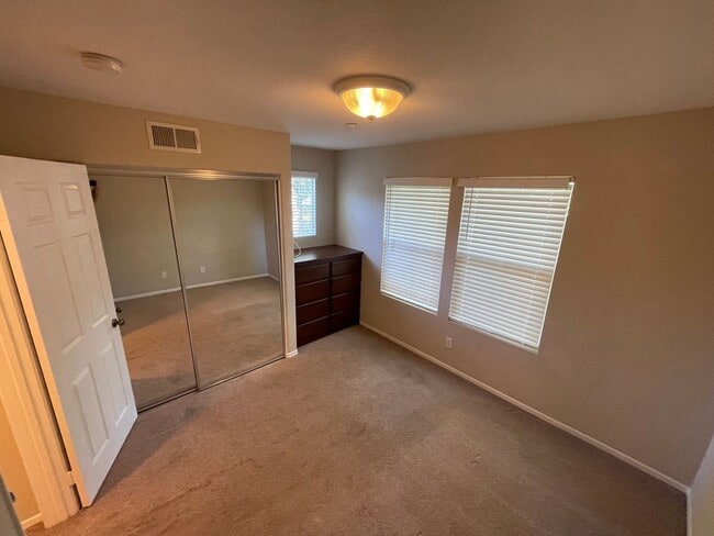 Building Photo - Beautiful Three Story Townhome In San Elijo Hills