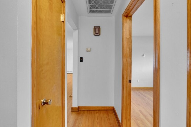 Building Photo - Charming 2-Bedroom Home in the Heart of Ca...