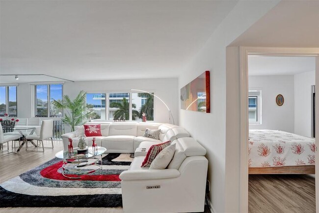 Building Photo - 720 Bayshore Dr