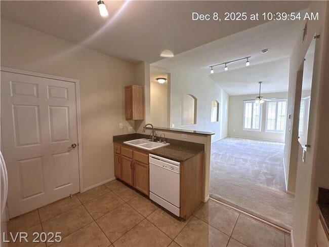 Building Photo - CONDO IN NORTHWEST GATED COMMUNITY