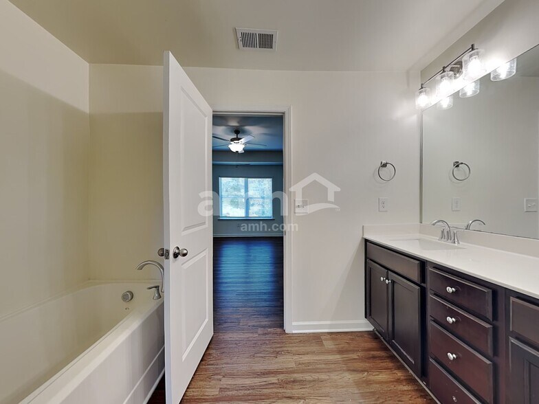 Building Photo - 701 Woodall Rd