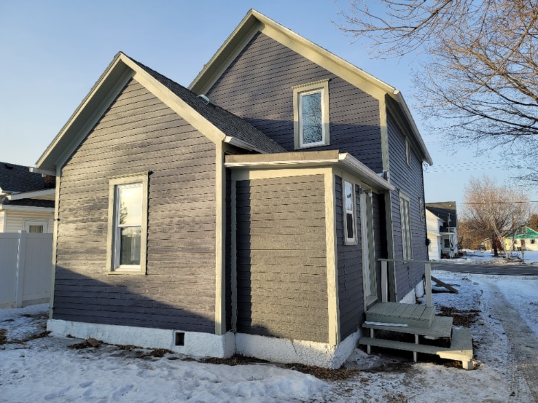 Building Photo - 505 Main St