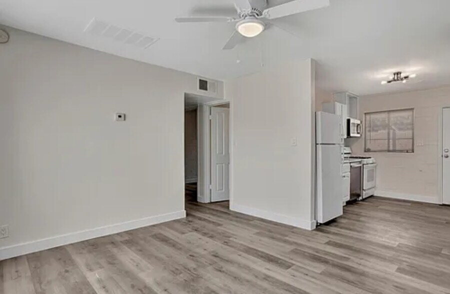 Building Photo - 2715 E Oak St