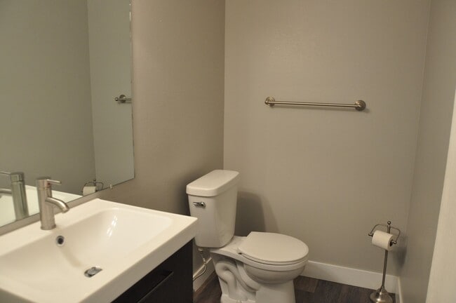 Building Photo - Beautiful 2 bedroom on the east side!
