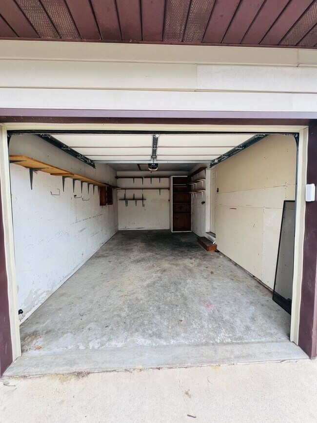 Building Photo - 4 Bedroom 2 Bath Duplex in Iowa City