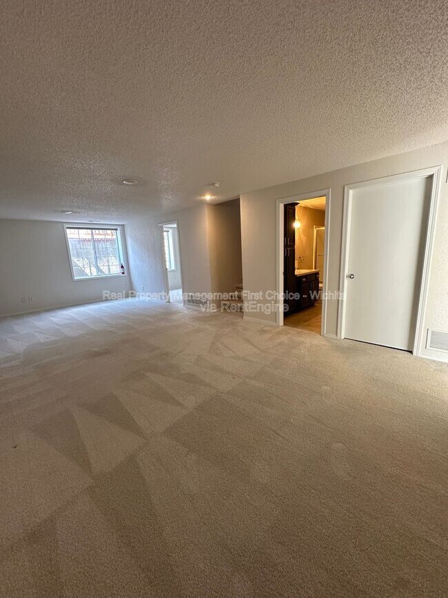 Building Photo - 748 Reflection Lake