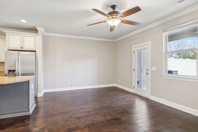 Building Photo - 3 BR/2.5 BA Luxury Townhome
