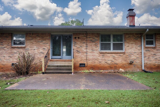 Building Photo - 2105 Shannonhouse Rd SW