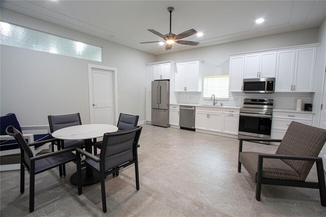 Building Photo - 1600 Sunset Ln