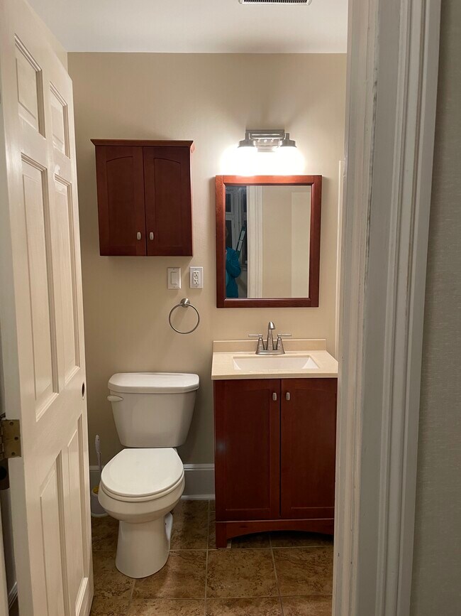 Full Bath - 471 Virginia St