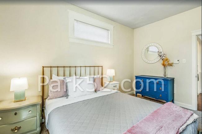 Building Photo - 1 Bedroom Unit in Tacoma Tri-Plex With Washer & Dryer!