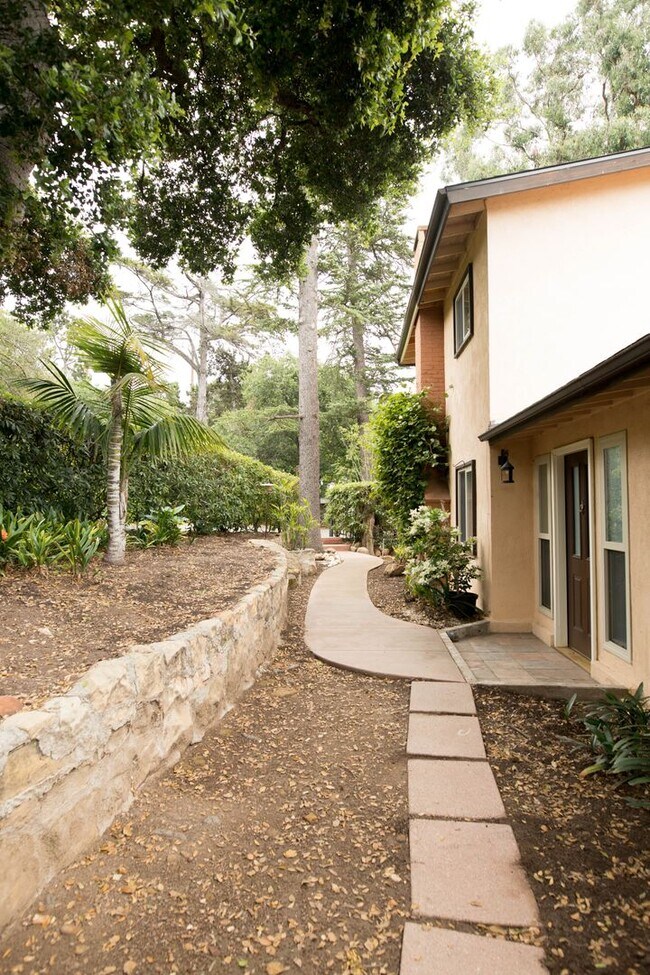 Building Photo - 3 Bedroom 2 Bathroom Home in Mission Canyon