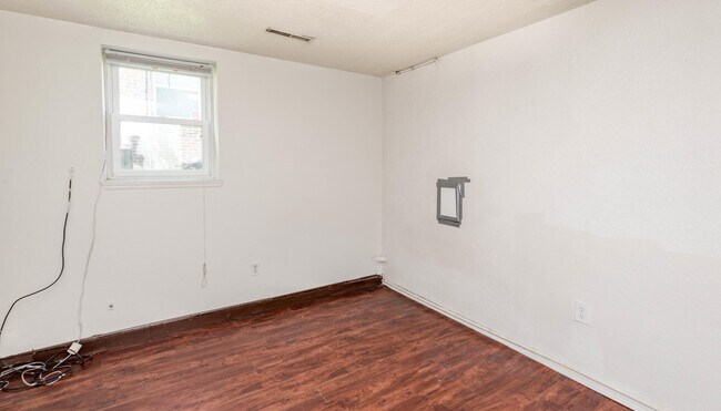 Building Photo - 213 Waugh St
