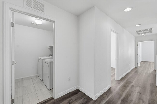 Building Photo - 752 Looking Bear Ct