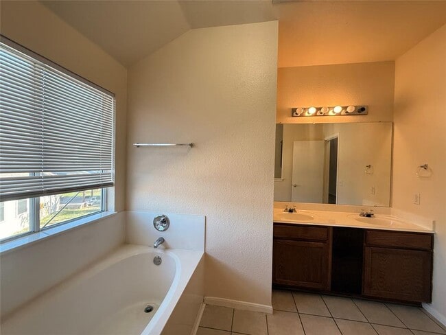 Building Photo - 1713 Primrose Ln