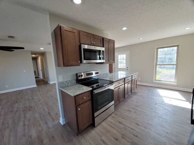 Building Photo - Updated 3 BR|2 BA Home Near TAFB!