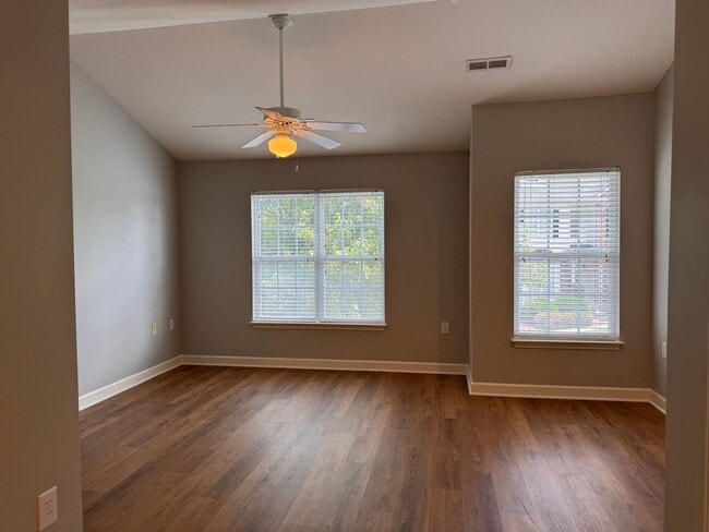 Building Photo - 2BR 2.5BA Townhome with Screened Porch
