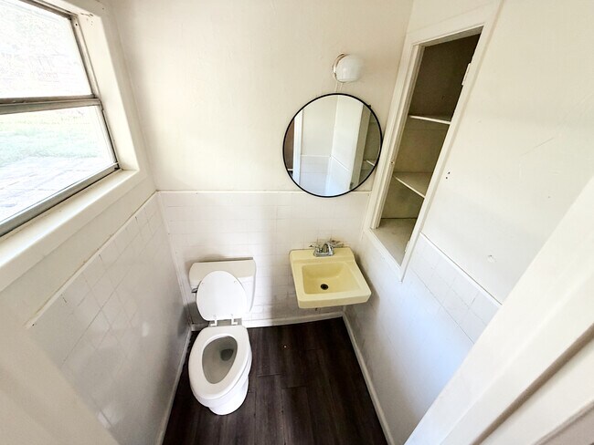 Building Photo - 501 Wynhurst Ct