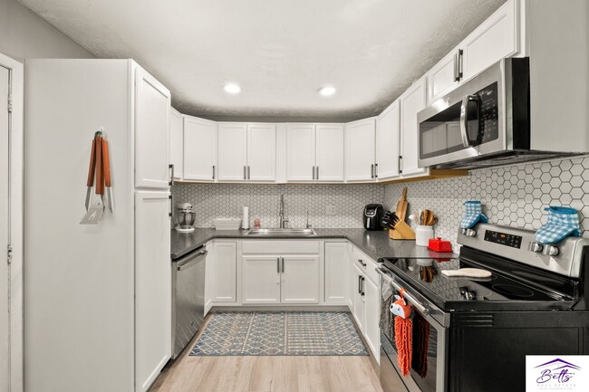 Building Photo - OPEN HOUSE MAY 9, 2025 3PM-4PM
