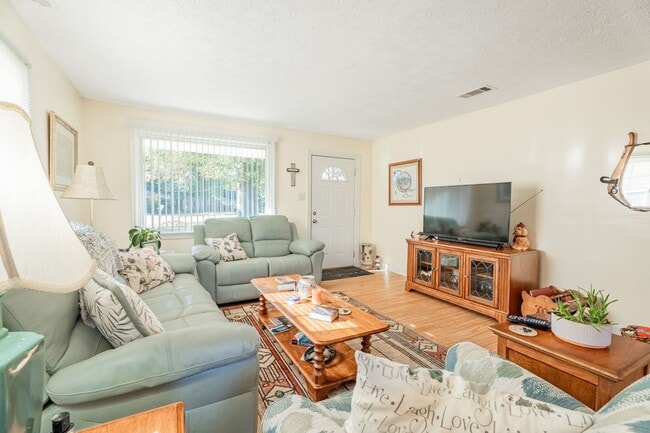 Building Photo - 104 Sharyn Ln