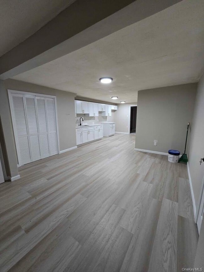 Building Photo - 991 N Quaker Ln