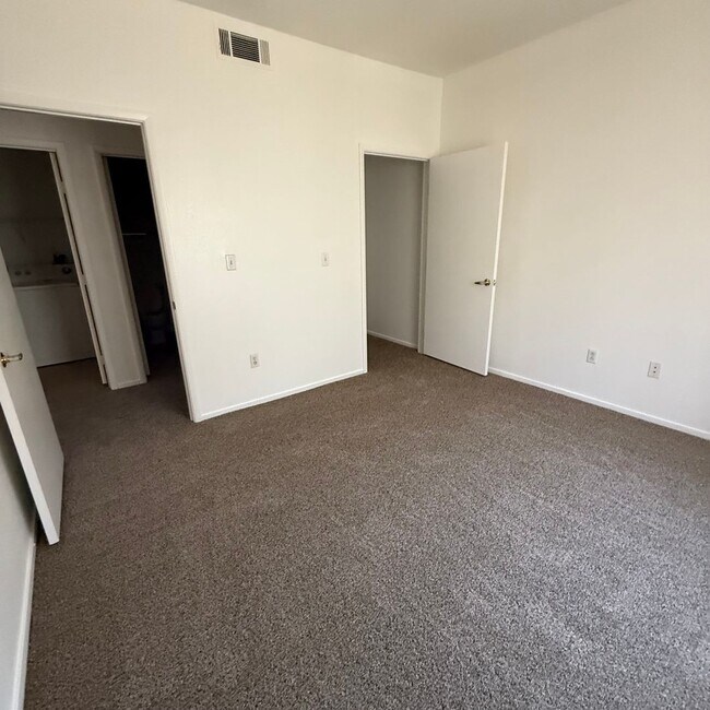 Building Photo - 2 bedroom/2 bathroom condo on the 1 st floor