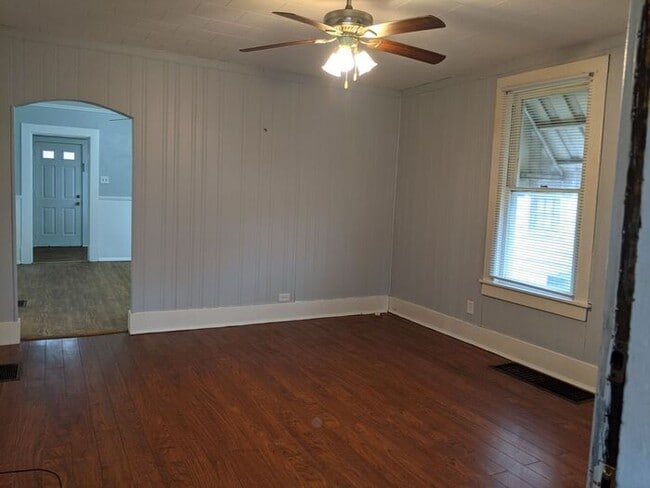 Building Photo - 2 bedroom 1 bath cottage